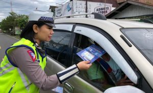 Polwan Cantik Dari Sat Lantas Polres Batola Laksanakan Kegiatan Public Address Pembagian lefleat dan Pemasangan Stiker Petunjuk Keselamatan Berlalulintas