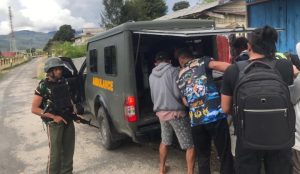 Dokter Satgas Yonif 527/BY Bantu Evakuasi Warga Enarotali yang Sakit ke Rumah Sakit terdekat