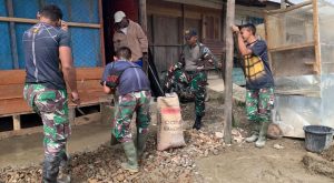 Pentingnya Menjalin Kebersamaan Dengan Masyarakat! Satgas Yonif 527/By Telah Membantu Pembuatan Pondasi Halaman Milik Wakil Kepala Suku Yusak Gudai di Kp. Obano