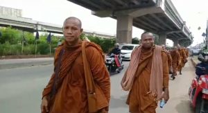 Puluhan Biksu Jalan Kaki Menuju Borobudur