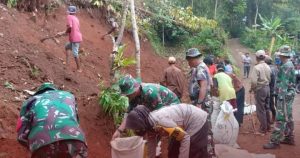 Polres Ciamis Gotong Royong Bersihkan Runtuhan Akibat Bencana Alam