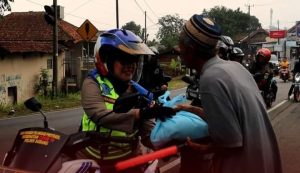 TNI-POLRI Laksanakan Patroli Sambil bagikan Sembako kepada Masyarakat Kabupaten Subang