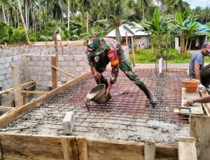 Bentuk Kepedulian TNI, Babinsa Bantu Cor Dek Atap Rumah Warga