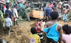 Satgas Yonif 143/TWEJ Bantu Warga Berduka Di Perbatasan Papua