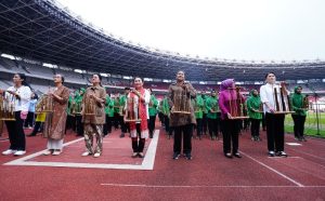 Ketum Dharma Pertiwi Beri Semangat Peserta Angklung Untuk Pecahkan Rekor Dunia