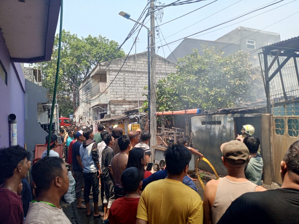 Foto: (MDINEWS) Rumah Warga bernama Suri Terbakar secara cepat dan tidak terduga.