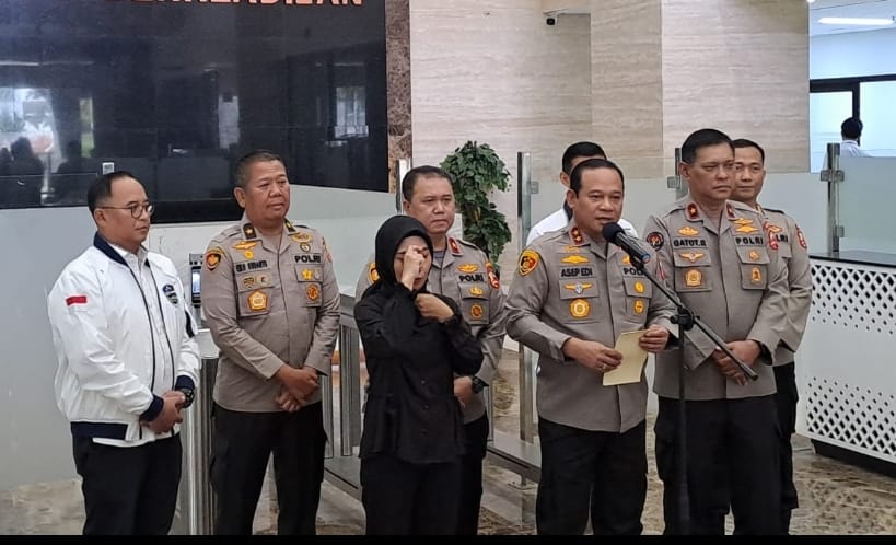 Foto:(Istimewa)Kapolri Jenderal Listyo Sigit Prabowo dan Panglima TNI Laksamana Yudo Margono menyaksikan ratusan orang dari organisasi kemasyarakatan dan pemuda