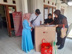 Dinsos Purwakarta Berikan Bantuan Kursi Roda dan Sembako kepada Penyandang Disabilitas